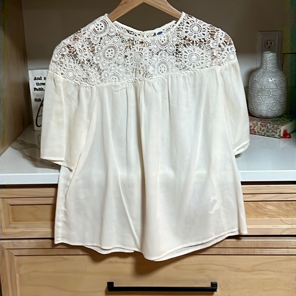Old Navy cream lace accent blouse; MEDIUM; NWOT